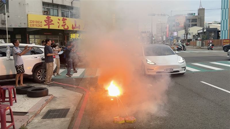 台中藍委羅廷瑋守住了！支持者放鞭炮慶祝