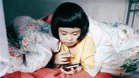 ▲小孩 滑手機。（示意圖／Unsplash）