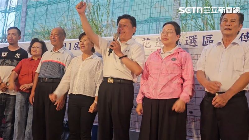 傅崐萁自行宣布罷免案未通過後，緊接著就出發謝票行程。（圖／翻攝畫面）