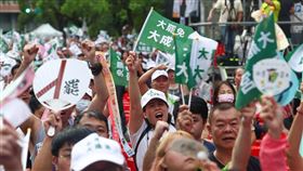 罷團濟南路開票活動　票數落後支持者不氣餒反共護台志工聯盟「決戰國會，公民不退」開票之夜26日在台北濟南路舉行，各地罷免票數持續落後、選情不樂觀，現場有支持者仍不氣餒，高呼口號盼逆轉。中央社記者王騰毅攝  114年7月26日