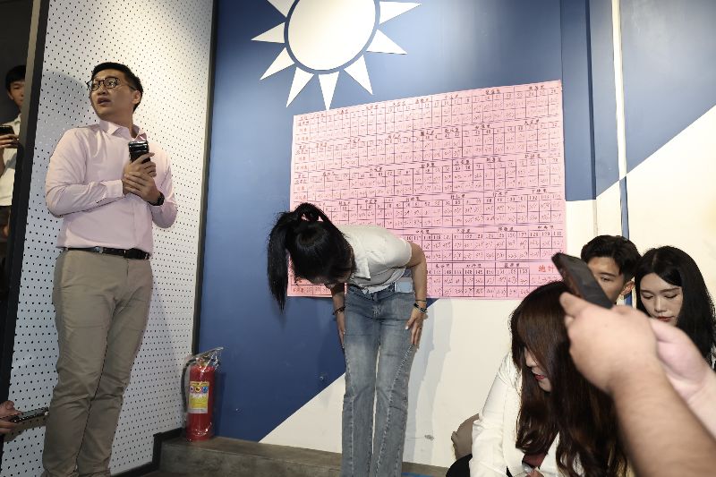 挺過被罷免，國民黨立委徐巧芯現身哽咽致謝：繼續為大家服務