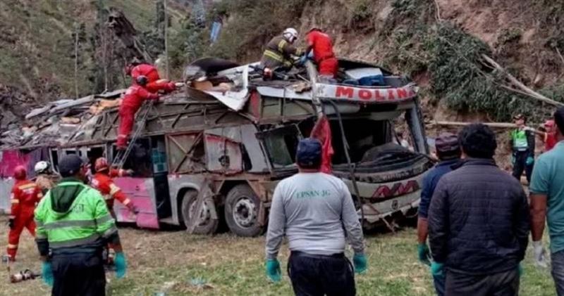 祕魯一輛巴士行駛時突然失控翻覆墜谷，造成18人死亡、48人受傷。（圖／翻攝自X@sociedadmedia）