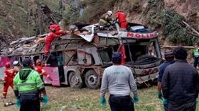 祕魯一輛巴士行駛時突然失控翻覆墜谷，造成18人死亡、48人受傷。（圖／翻攝自X@sociedadmedia）