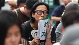 罷免開票結果漸明朗　罷團支持者難掩失落反共護台志工聯盟26日在濟南路舉行「決戰國會，公民不退」開票之夜，邀請支持者一起關注罷免案開票結果，但罷團票數呈落後趨勢，民眾難掩失落。中央社記者王騰毅攝　114年7月26日