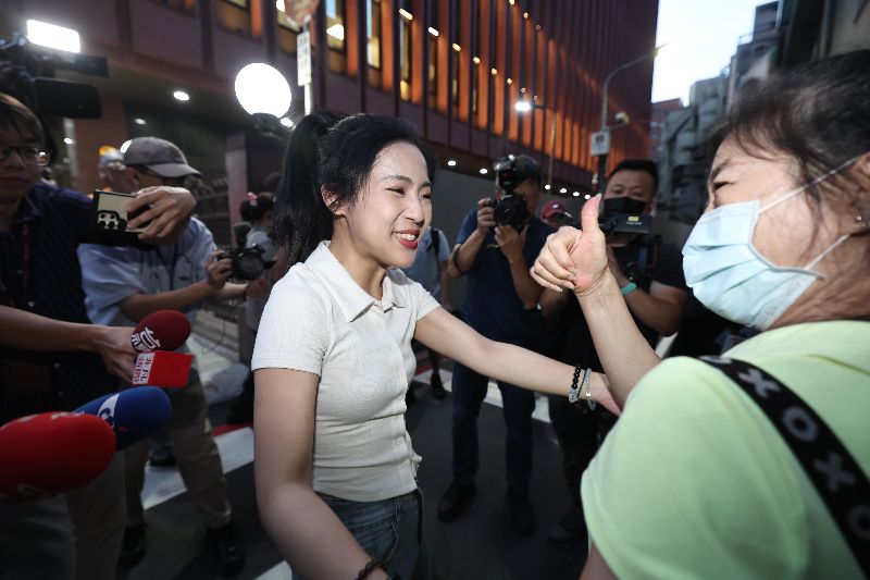 罷免案未通過,立委徐巧芯(左)與支持者開心互動