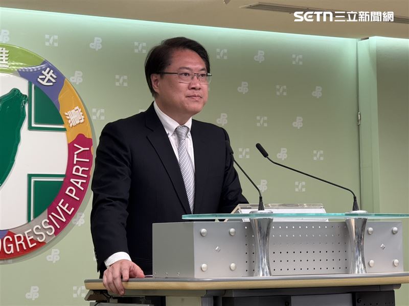 民進黨秘書長林右昌召開記者會回應大罷免結果。（圖／記者劉秀敏攝影）
