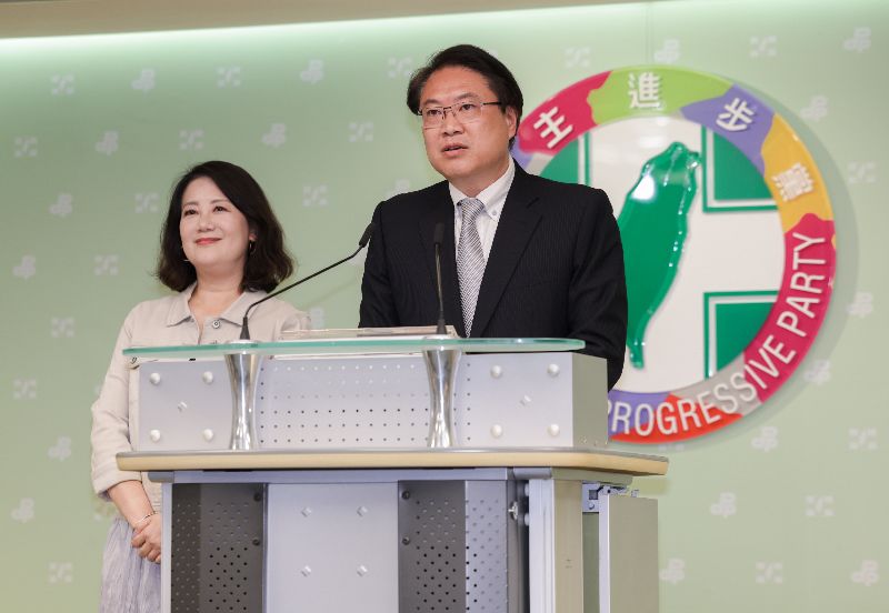 大罷免失利,民進黨秘書長林右昌(右)與立法院黨團幹事長吳思瑤26日傍晚在中央黨部召開記者會,指出民進黨虛心接受結果,會更審慎反思社會的反應,儘速調整步伐,努力回應人民期待