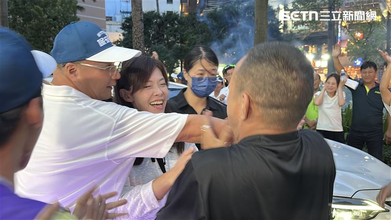 高虹安晚間抵達保安隊總部，臉上笑意藏不住。（圖／記者羅欣怡攝影）