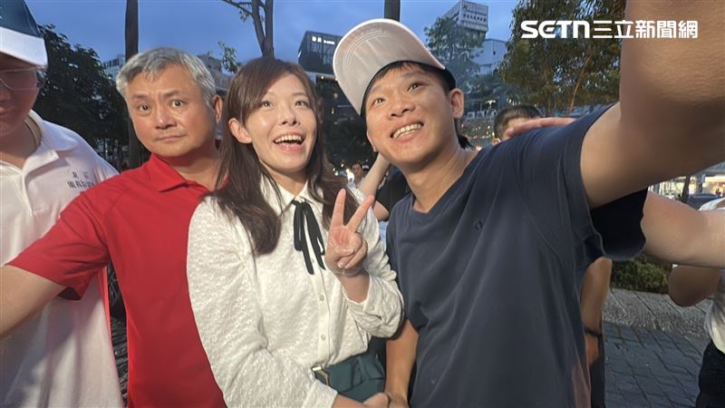 高虹安與支持者合影。（圖／記者羅欣怡攝影）