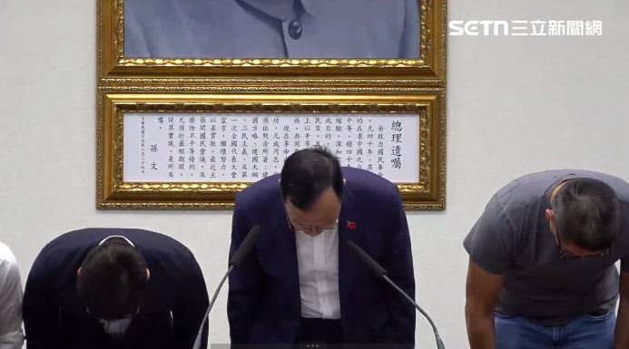 朱立倫在國民黨中央發表談話，深深一鞠躬感謝選民。（圖／翻攝畫面）