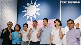 ▲蔣萬安率領五位藍委表達守住位子的喜悅（圖／記者楊士誼攝影）