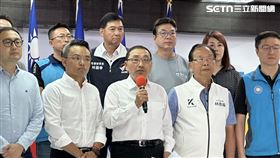 ▲罷免案開票結束，新北市長侯友宜晚間與5名立委共同召開記者會。（圖／記者詹宜庭攝影）