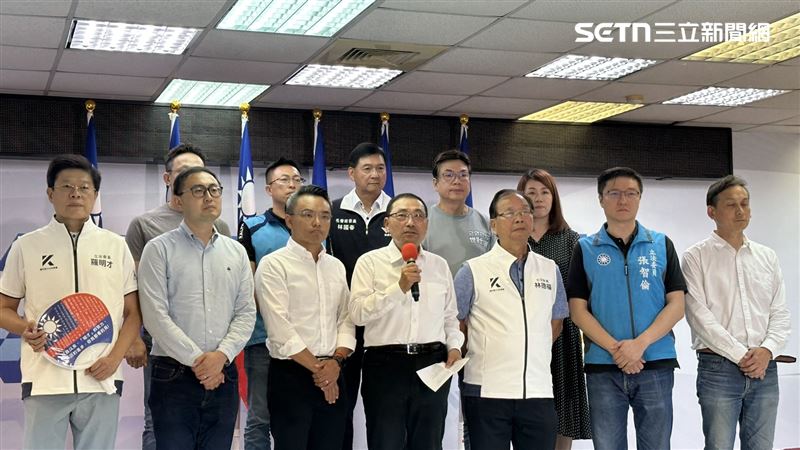 新北市長侯友宜晚間與5名立委共同召開記者會。（圖／記者詹宜庭攝影）