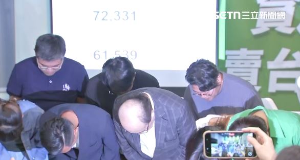 柯建銘率領新竹雙罷團隊鞠躬致謝所有的罷團與志工們。（圖／翻攝畫面）