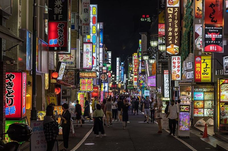 新宿歌舞伎町是熱門觀光景區。（圖／翻攝自維基百科）