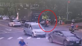 麥男因不明原因與貨車發生追撞，當場身亡。（圖／翻攝畫面）