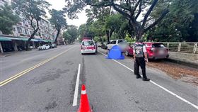 麥男因不明原因與貨車發生追撞，當場身亡。（圖／翻攝畫面）