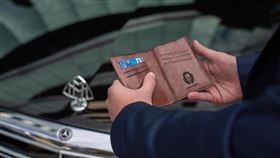 ▲台灣銘板公布上半年營運成果，第二季營收年減逾49%呈虧損，受銀行合併與信用卡換發延後影響，台灣銘板第二季出貨受阻，冷錢包產品將於第三季起放量出貨，有望挹注營收成長動能。（示意圖／PIXABAY）