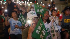 罷團濟南路開票之夜　燈海中落幕（2）首波大罷免開票結果26日出爐，罷免宣告失敗。反共護台志工聯盟「決戰國會，公民不退」開票之夜會場氣氛低迷，現場與會者點亮燈光，讓活動在一片燈海中平和落幕。中央社記者王騰毅攝  114年7月26日