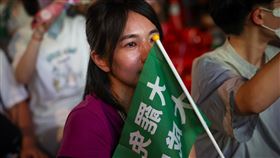 首波大罷免失敗　罷團支持者落淚反共護台志工聯盟26日在台北濟南路舉行「決戰國會，公民不退」開票之夜，但晚間結果出爐，全台25案皆未能成功，活動現場有支持者忍不住難過落淚。中央社記者王騰毅攝　114年7月26日