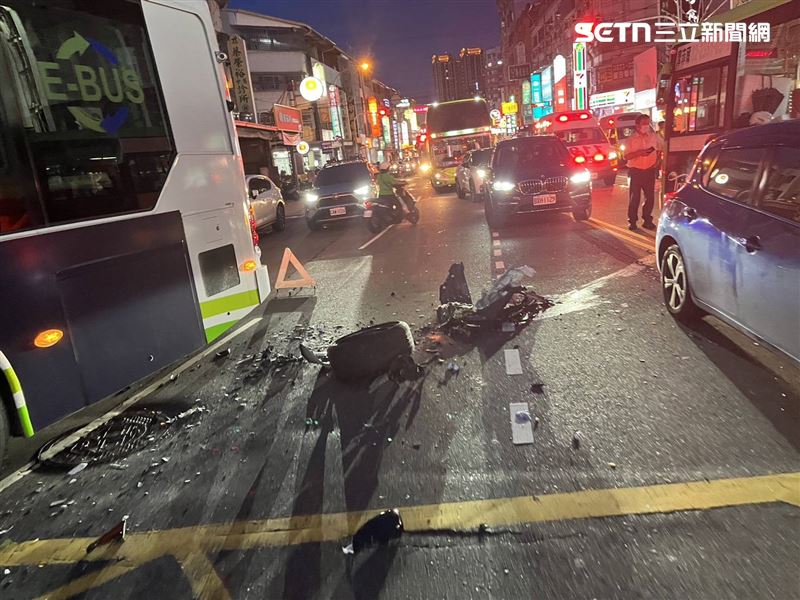 猛烈撞擊導致白車車頭毀損、左前輪噴飛,現場一片狼藉。(圖/翻攝畫面)