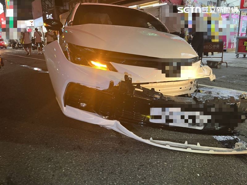 猛烈撞擊導致白車車頭毀損、左前輪噴飛,現場一片狼藉。(圖/翻攝畫面)