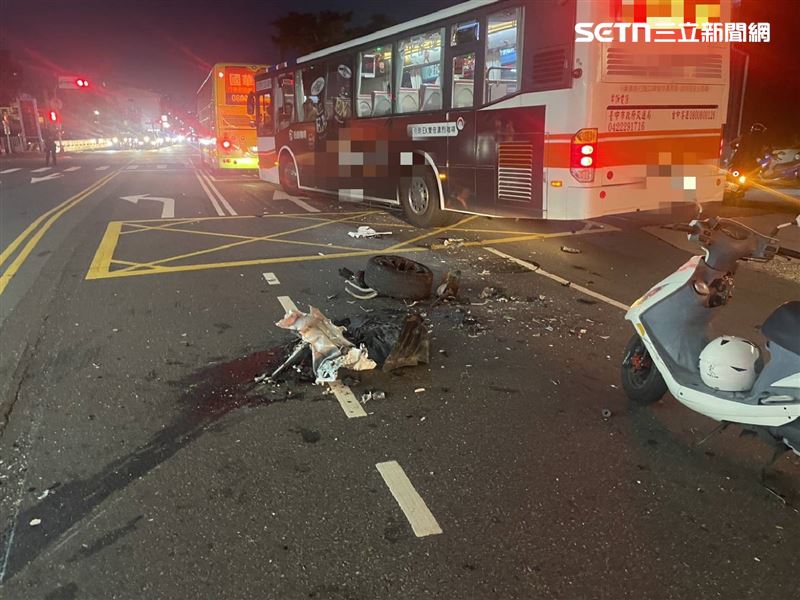 台中太平發生嚴重對撞車禍,白車逆向超車失控衝撞對向公車。(圖/翻攝畫面)