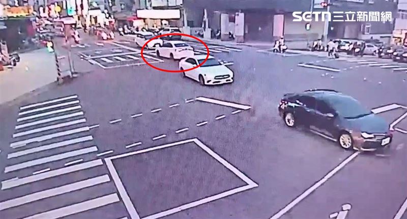 白色轎車逆向超車,失控撞上對向公車。(圖/翻攝畫面)