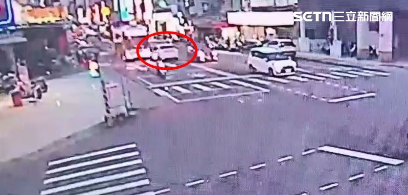 白色轎車逆向超車,失控撞上對向公車。(圖/翻攝畫面)
