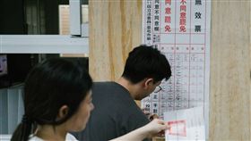 ▲台北市五常國小094開票所，國民黨立委王鴻薇罷免案開票。（圖／記者楊士誼攝影）