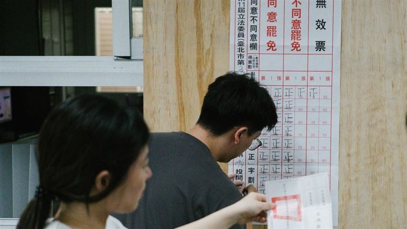 多家外媒都認為,這次的投票結果將提振國民黨士氣。圖為台北市五常國小094開票所,國民黨立委王鴻薇罷免案開票。(圖/記者楊士誼攝影)