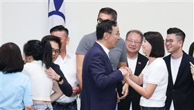 罷免案全數失敗  朱立倫向王鴻薇致意首波罷免投票結果26日揭曉，全數宣告罷免失敗。國民黨主席朱立倫（前右2）晚間在中央黨部舉行記者會發表談話後，和挺過罷免危機的立委王鴻薇（前右）互動致意。中央社記者謝佳璋攝  114年7月26日