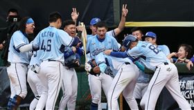 ▲富邦悍將下半季登頂。（圖／翻攝自富邦悍將臉書）