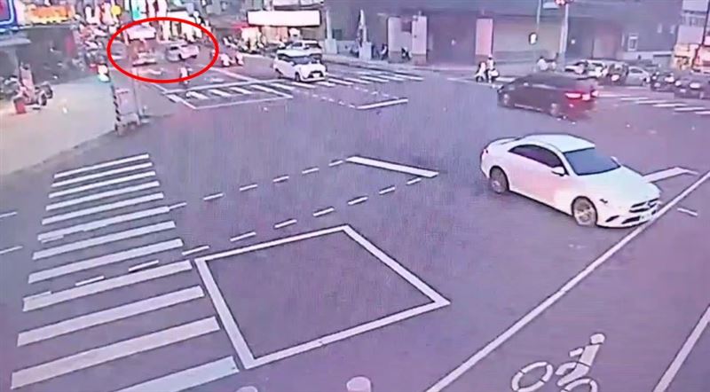 台中晚間傳出連2起的公車追撞意外，撞擊瞬間十分驚悚。（圖／翻攝畫面）