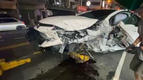 肇事的白色轎車，車頭嚴重毀壞。（圖／翻攝畫面）