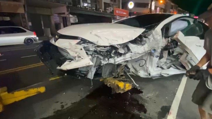 肇事的白色轎車，車頭嚴重毀壞。（圖／翻攝畫面）