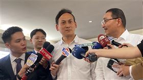 侯友宜、葉元之接受媒體聯訪第11屆立法委員及新竹市第11屆市長罷免案26日投開票，國民黨立委葉元之（前中）上午在新北市長侯友宜（前右）陪同下前往投票，並接受媒體聯訪。中央社記者黃旭昇攝　114年7月26日