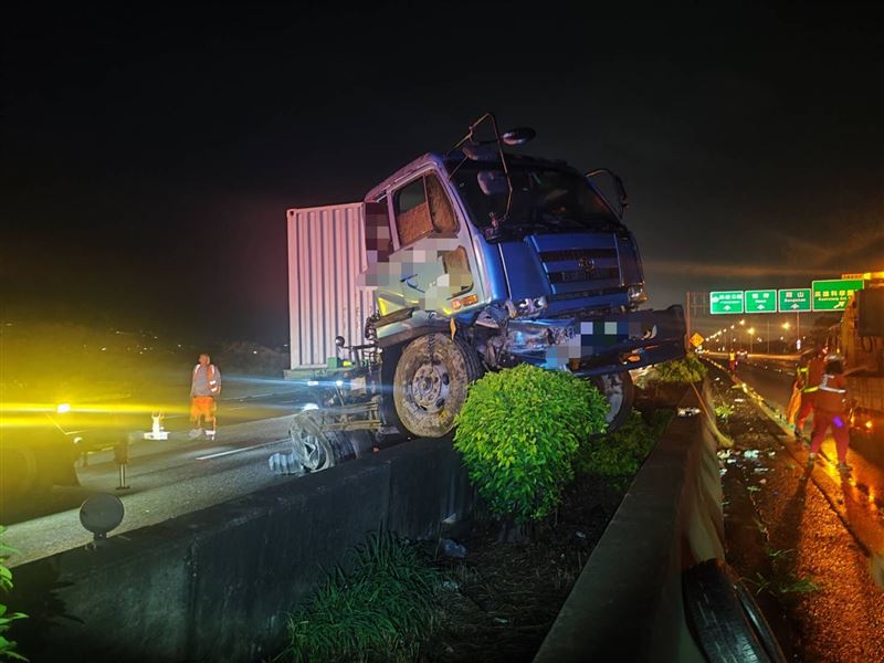 由於撞擊力道過大,造成北上及南下部分車道封閉。(圖/翻攝畫面)