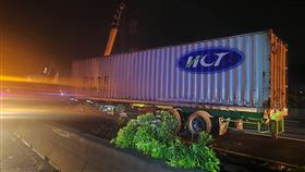 車禍,國道一號,聯結車,失控,自小客