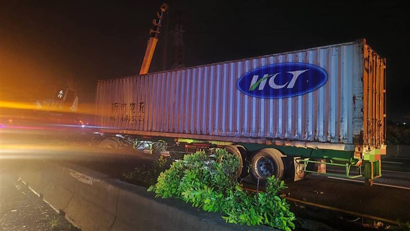國一嚴重車禍！新竹貨運失控自撞塞爆