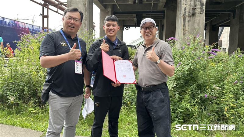 體育署長鄭世忠、世大運反曲弓金牌湯志鈞與駐德大使謝志偉合影 。(圖/記者蔡厚瑄攝影)