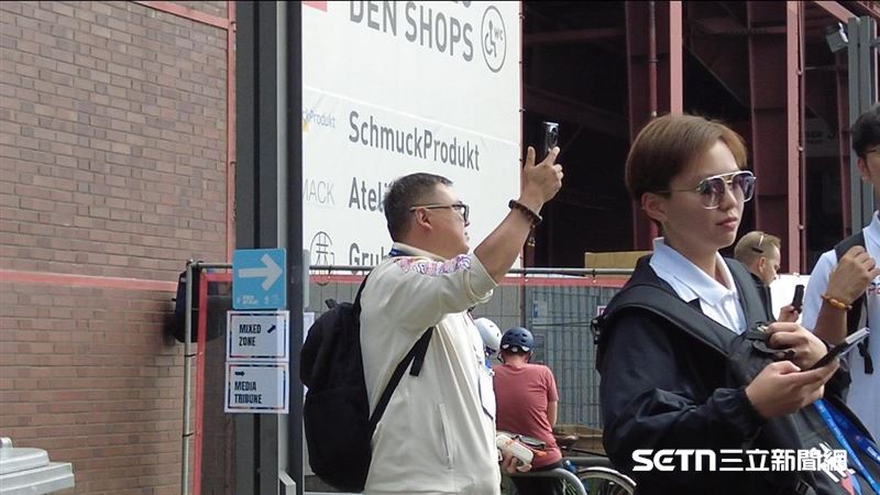中國隊男子拿著手機拍攝我國駐德大使謝志偉頒發賀電。(圖/記者蔡厚瑄攝影)
