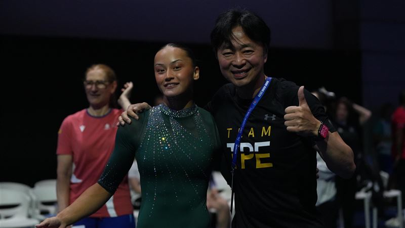 台灣世大運體操好手陳瑞安與指導教練鄭焜杰。(圖/大專體總提供)