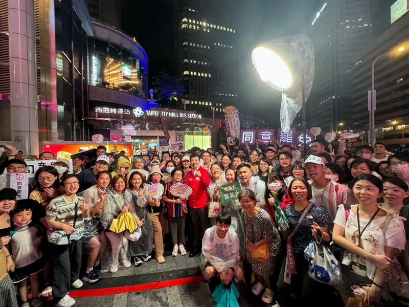 大罷免投票前,苗博雅積極在街頭宣講。(圖/翻攝自苗博雅臉書)