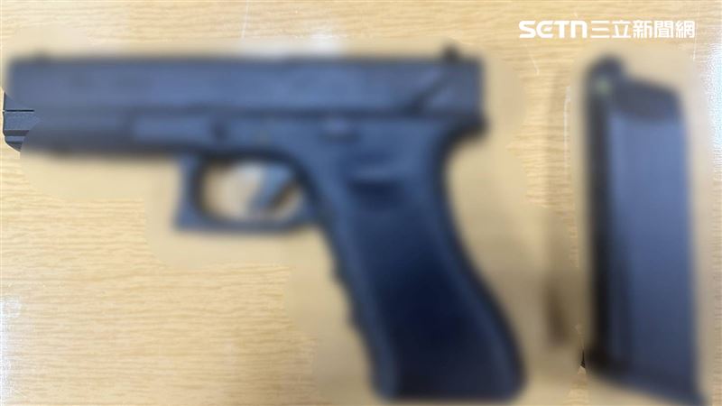 警方查獲涉案「空氣槍」。（圖／翻攝畫面）
