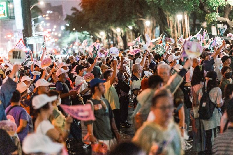首波24位國民黨立委罷免案26日投開票,結果罷免案全數遭到否決,討論不斷。(圖/翻攝自護國大遶境臉書)