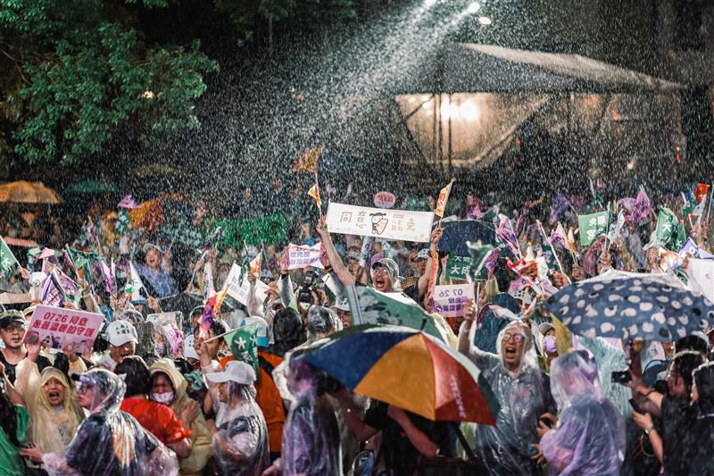 首波24位國民黨立委罷免案26日投開票,結果罷免案全數遭到否決,討論不斷。(圖/翻攝自護國大遶境臉書)