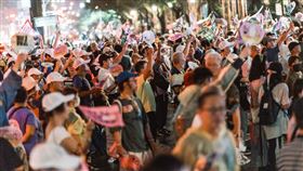 首波24位國民黨立委罷免案26日投開票，結果罷免案全數遭到否決，討論不斷。（圖／翻攝自護國大遶境臉書）