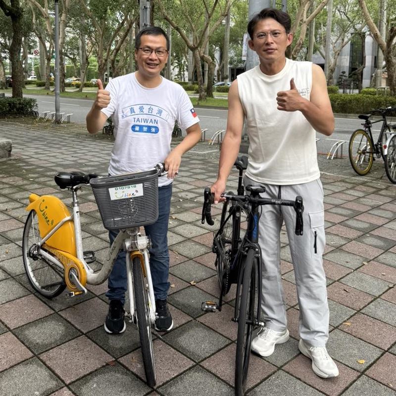 羅智強與黃國昌一起謝票。(圖/翻攝自羅智強臉書)