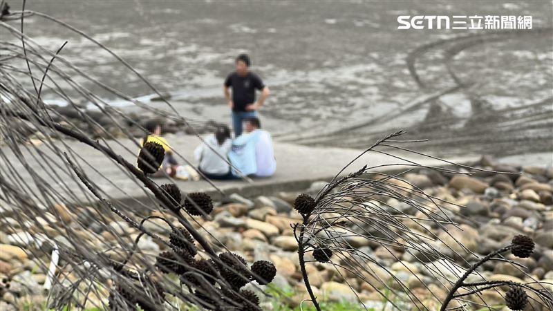 失蹤少年家屬在案發現場守候。(圖/翻攝畫面)
